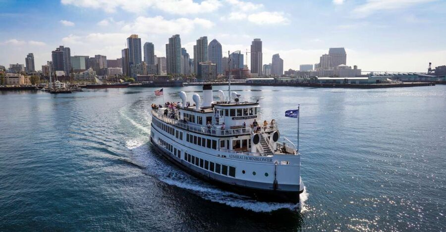 San Diego: Bay Sights and Sips Sunset Cruise - The first minutes: drinks, seats, and food