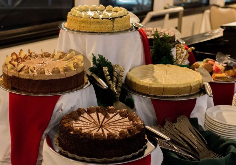 San Diego: Christmas Day Buffet Brunch or Dinner Cruise - Passing the USS Midway and Coronado Bridge