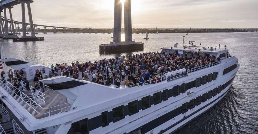 San Diego: Christmas Day Buffet Brunch or Dinner Cruise - Brunch or dinner: which one fits your plans?